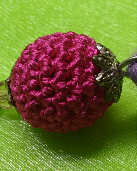 Háčkované dizajnové náušnice "Malinový rúž"